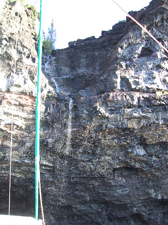 Höhlen in der Steilküste