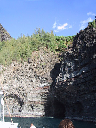 Höhlen in der Steilküste Foto 