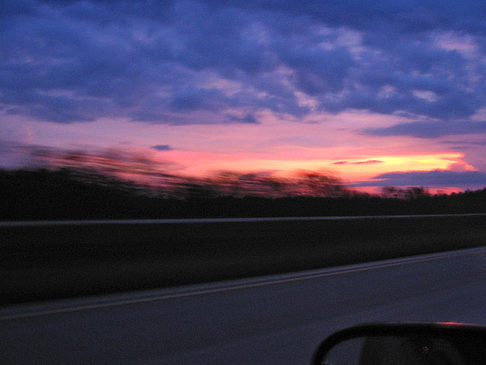 Sonnenuntergang auf Highway Fotos
