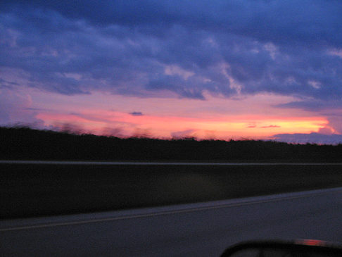 Sonnenuntergang auf Highway Fotos